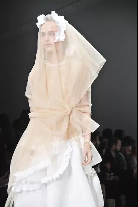 女裝流行元素分析 蝴蝶結(jié)元素在服裝設(shè)計中的運用(圖12)